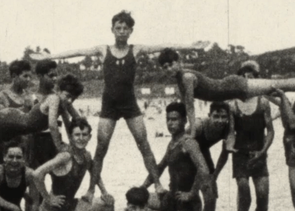 Imagen destacada de la película: Visita de escolares paraguayos a Montevideo en 1930